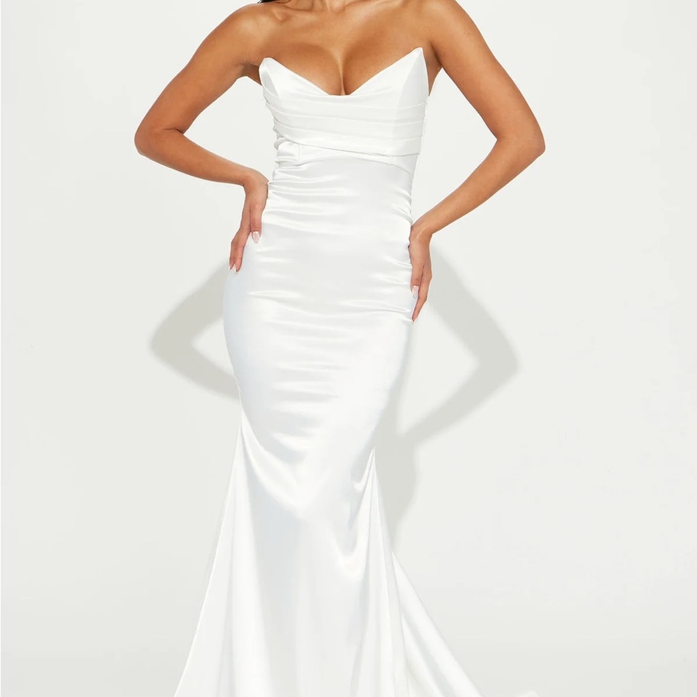Elegant White Strapless Gown